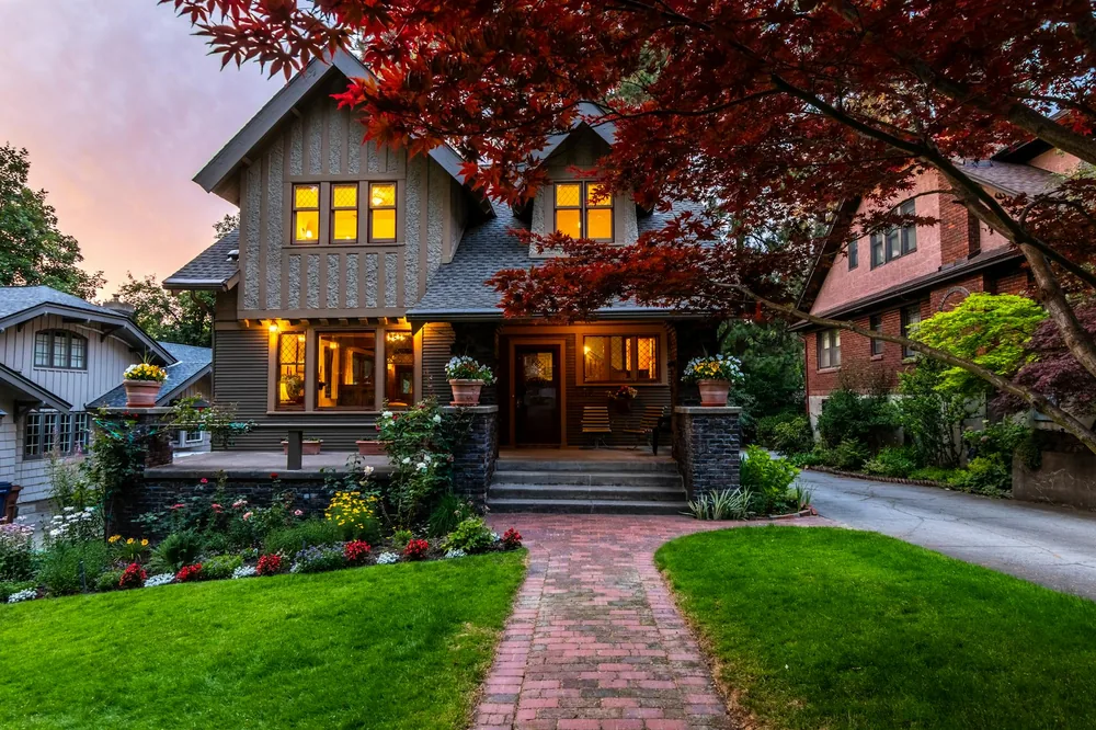 Tidy, professionally maintained lakeside property